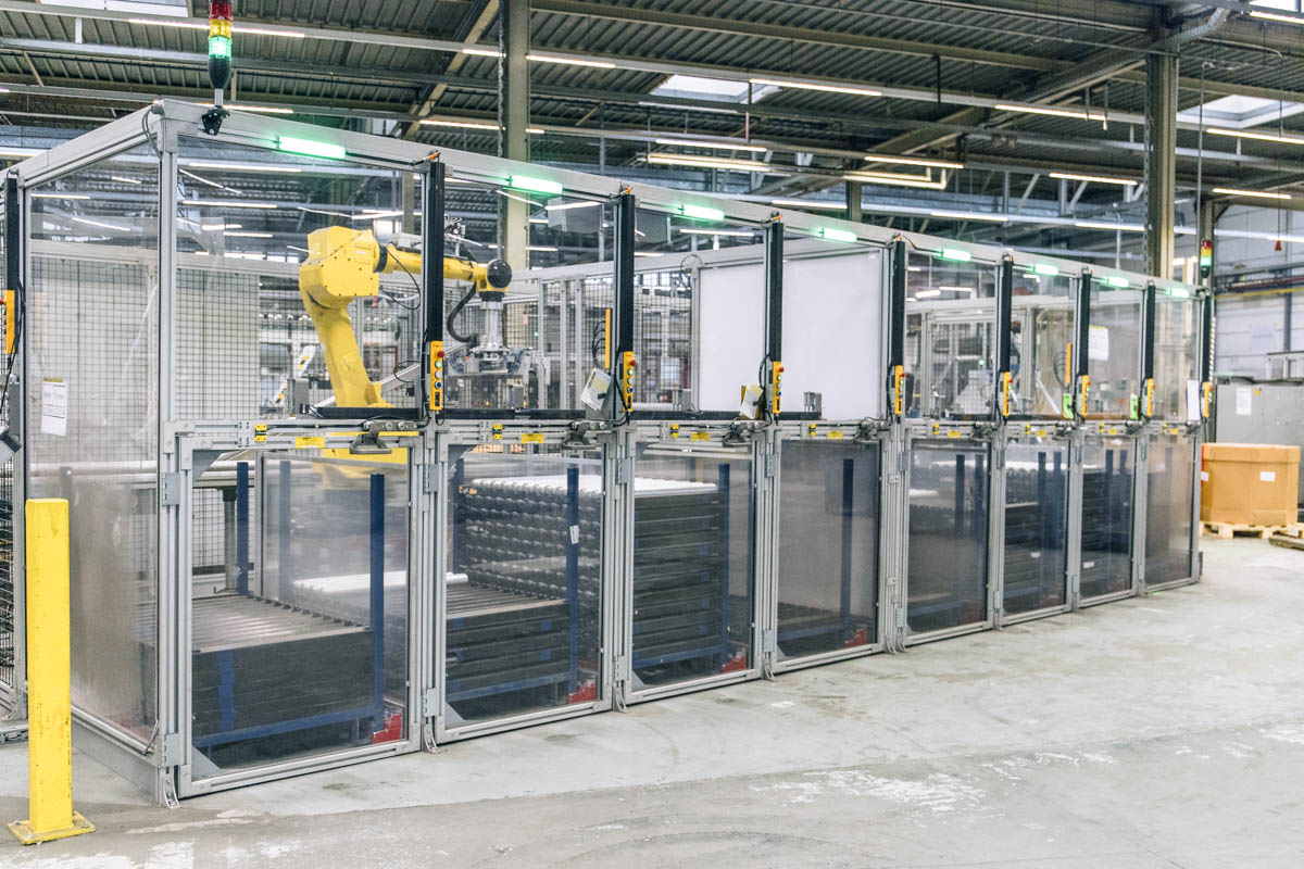 Bild 1: Roboteranlage zur Verpackung von Aerosol-Dosen-Böden