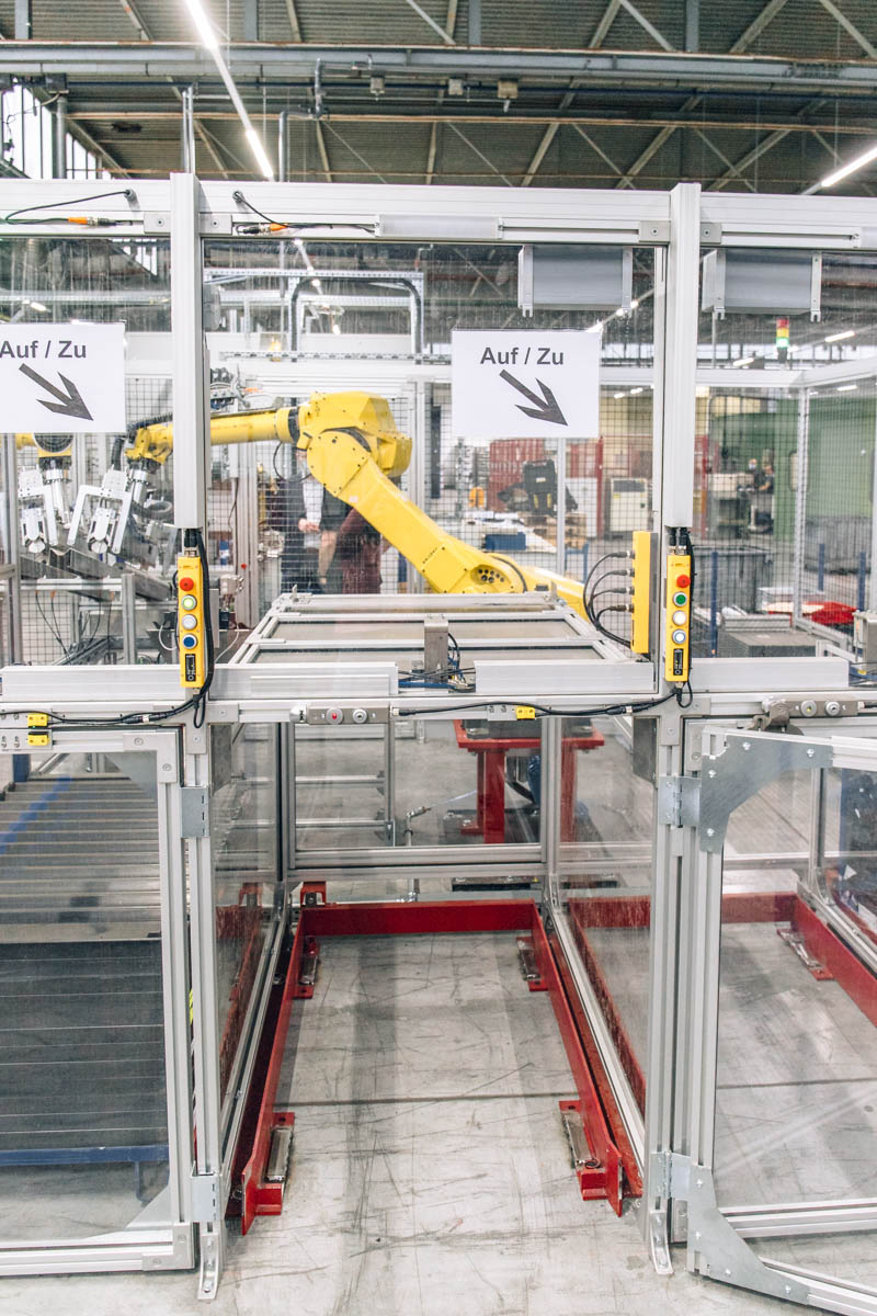 Bild 2: Abgesicherte Schleuse für den Palettenwechsel