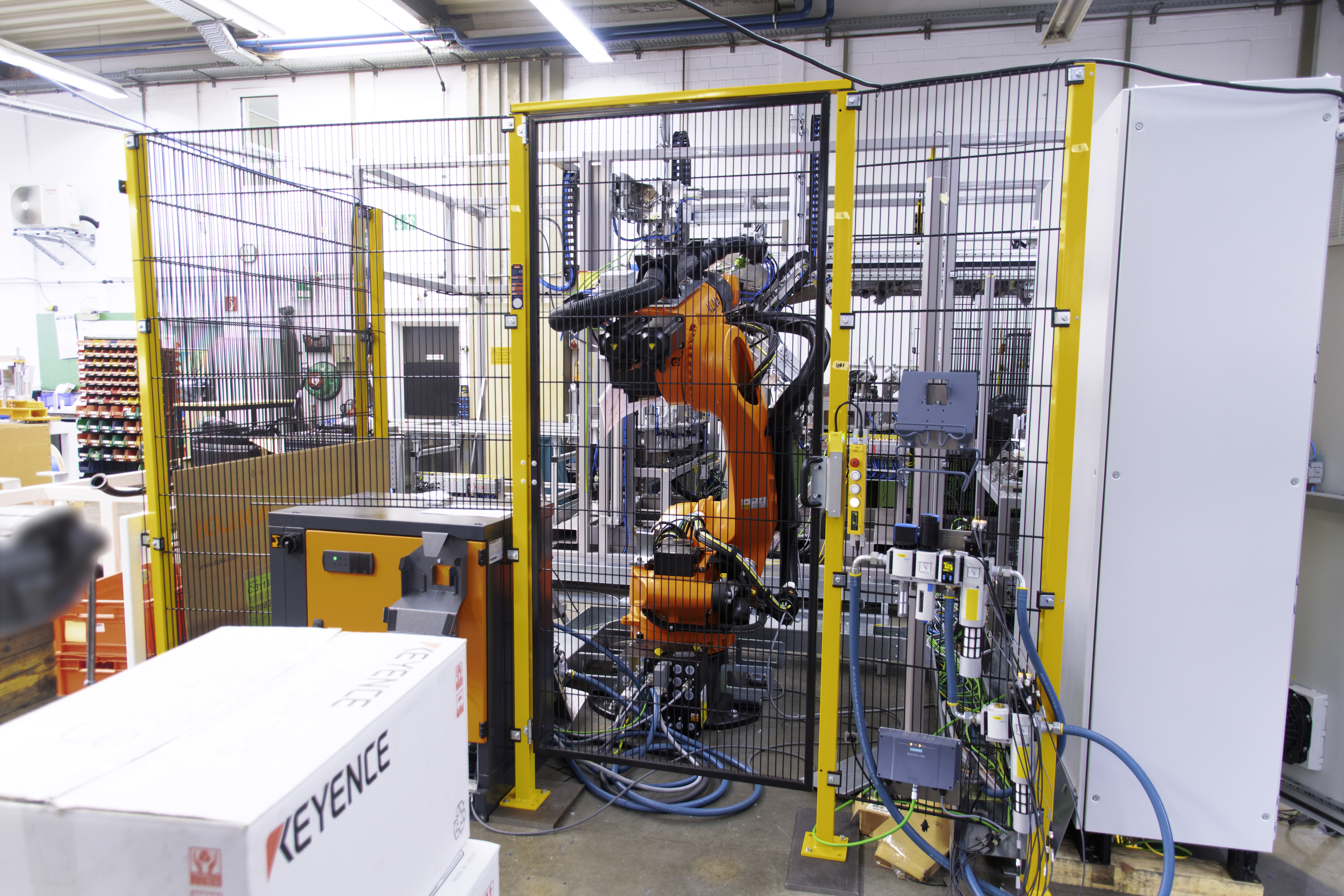 Roboterzelle mit Kuka Roboter und Schutzzaun