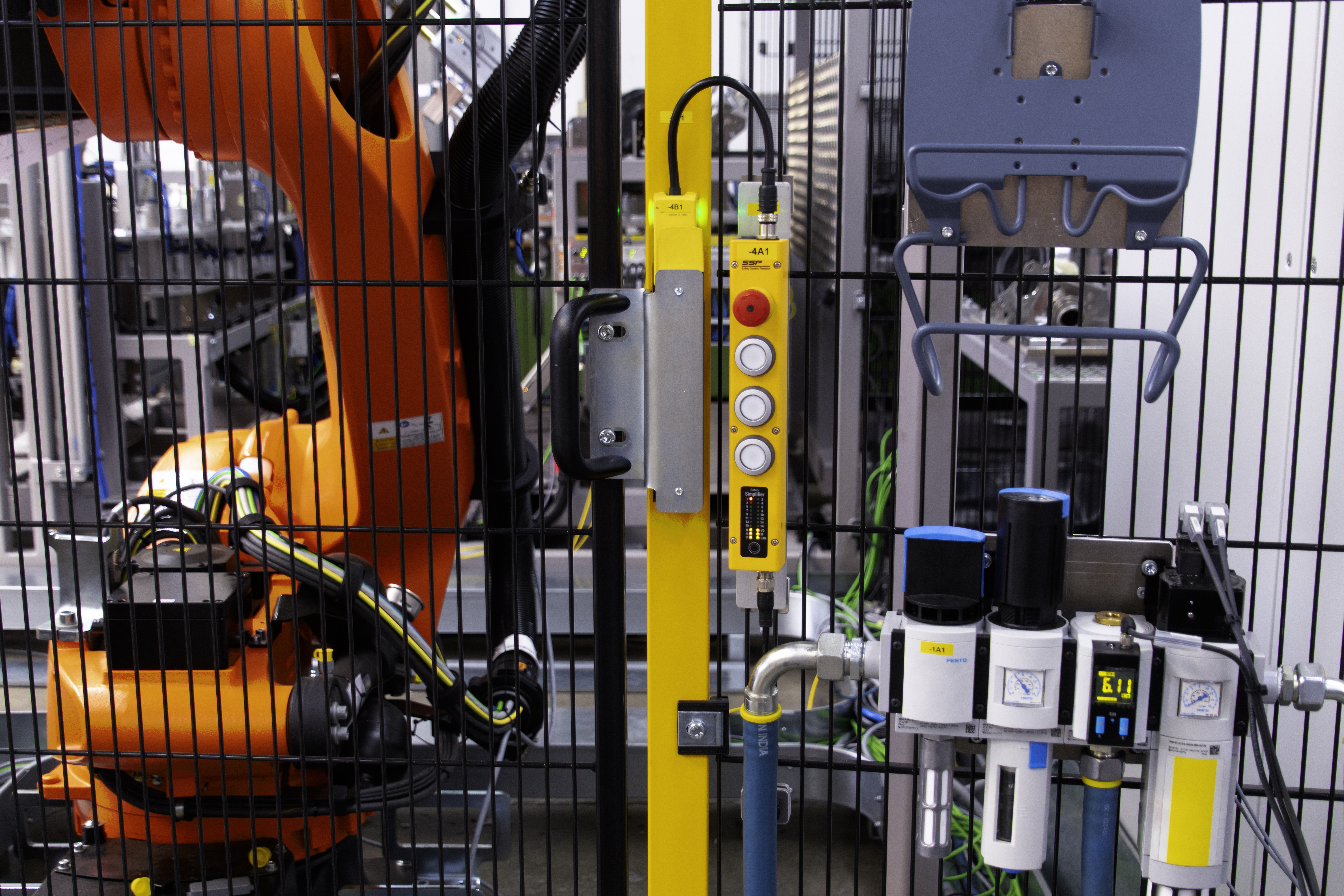 Safety Simplifier und HOLDX an der Schutztür