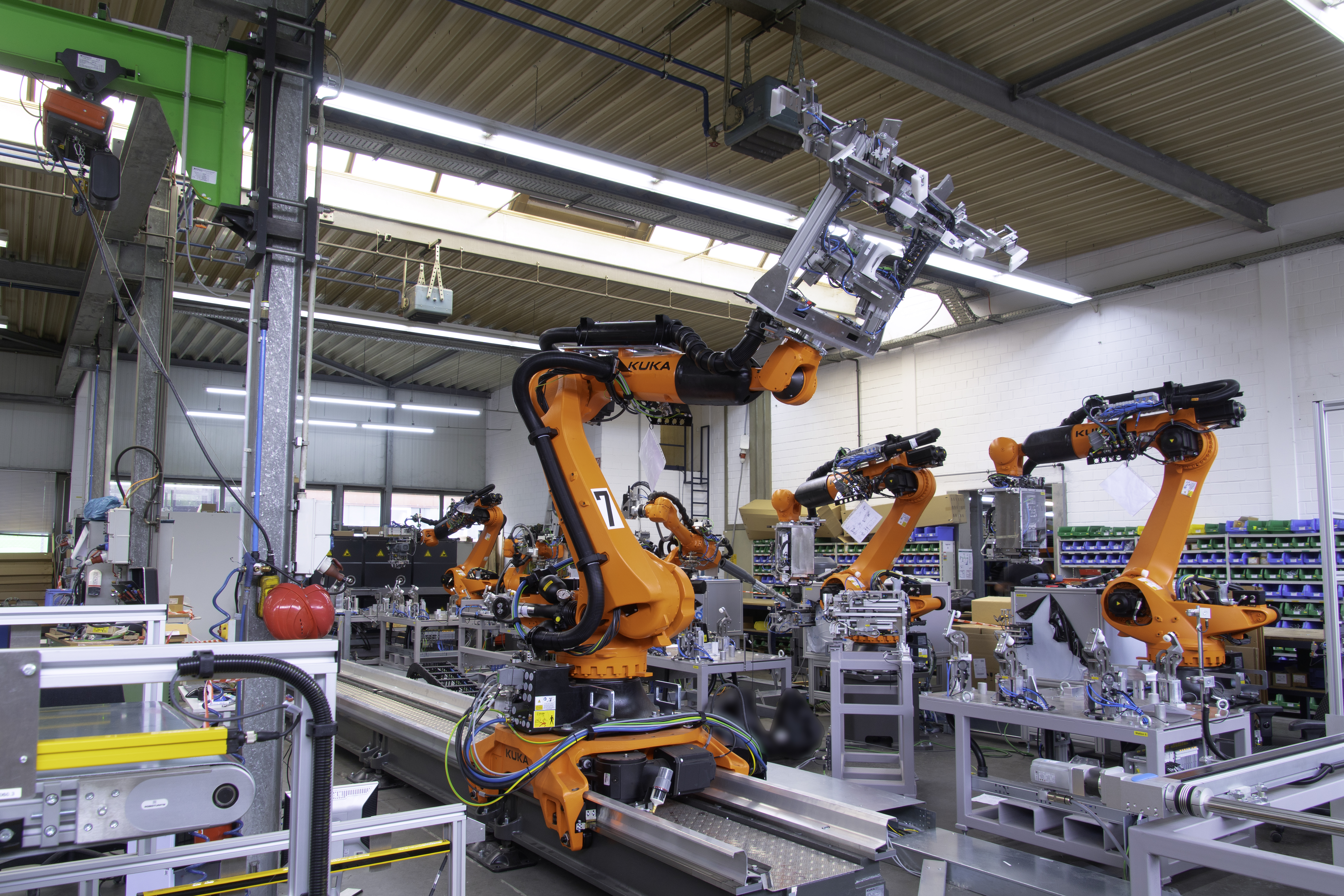Verkettete Fertigungslinie mit Kuka Robotern