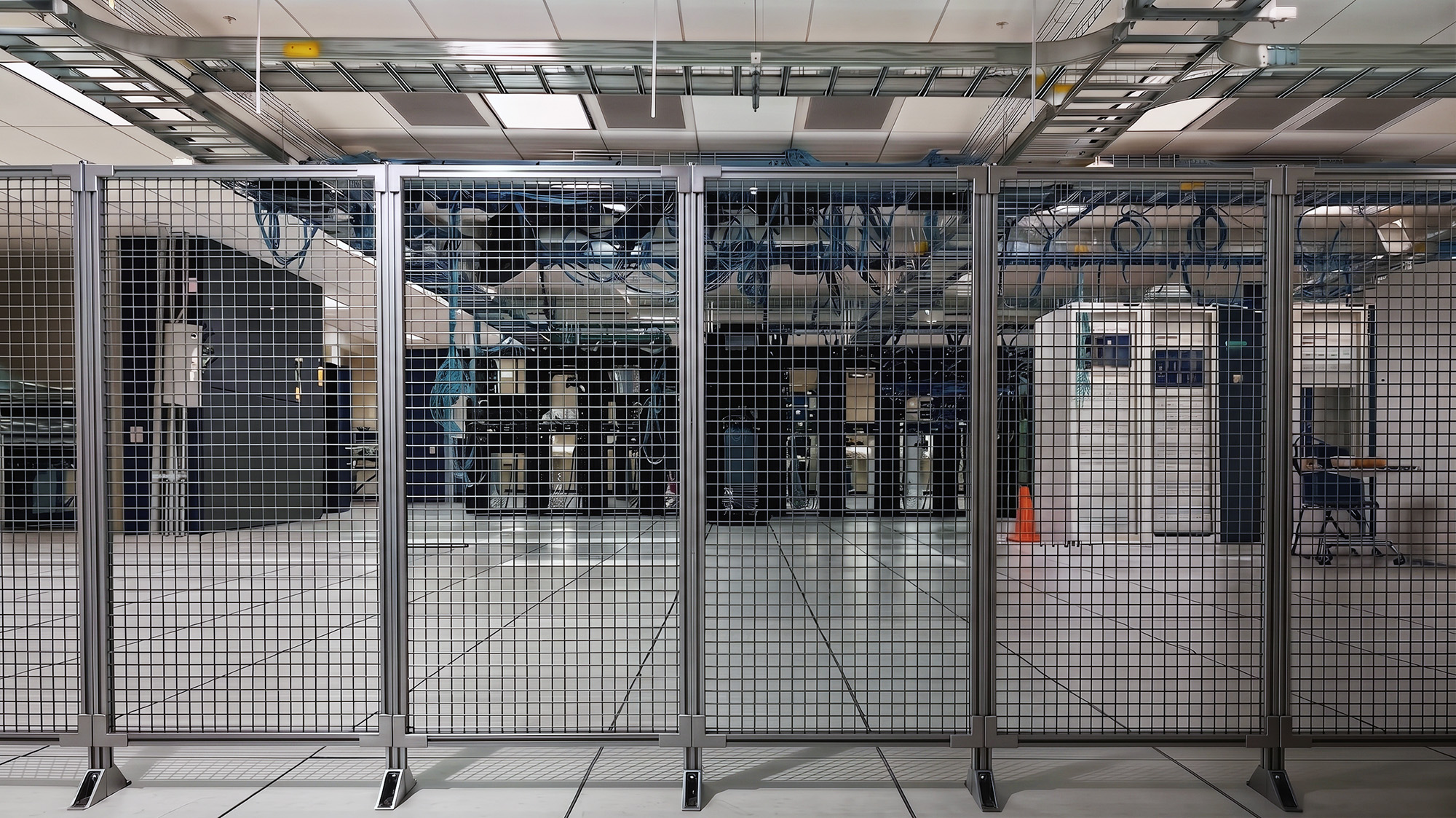 Blick durch ein SSP-Schutzzaunsystem auf Serverracks im Rechenzentrum